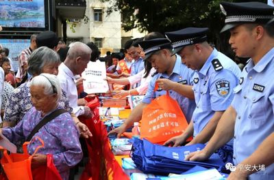 洲瑞鎮(zhèn)最大工廠門口聚集民警引發(fā)關注，工人圍觀健身休閑活動